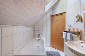 Een douche, een haardroger, handdoeken
