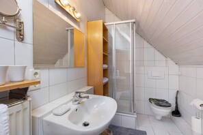 Regadera, secadora de cabello, toallas 