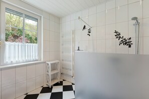 Shower, hair dryer, towels - Apartment 'Drewitz' with Private Terrace, Shared Garden and Wi-Fi (Schmallenberg)