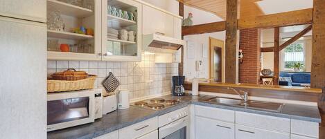 Frigorifero, microonde, forno, piano cottura