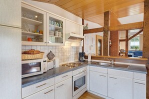 Fridge, microwave, oven, stovetop - Apartment 'Drewitz' with Private Terrace, Shared Garden and Wi-Fi (Schmallenberg)