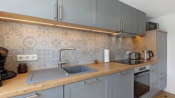 Kühlschrank, Mikrowelle, Ofen, Herdplatte