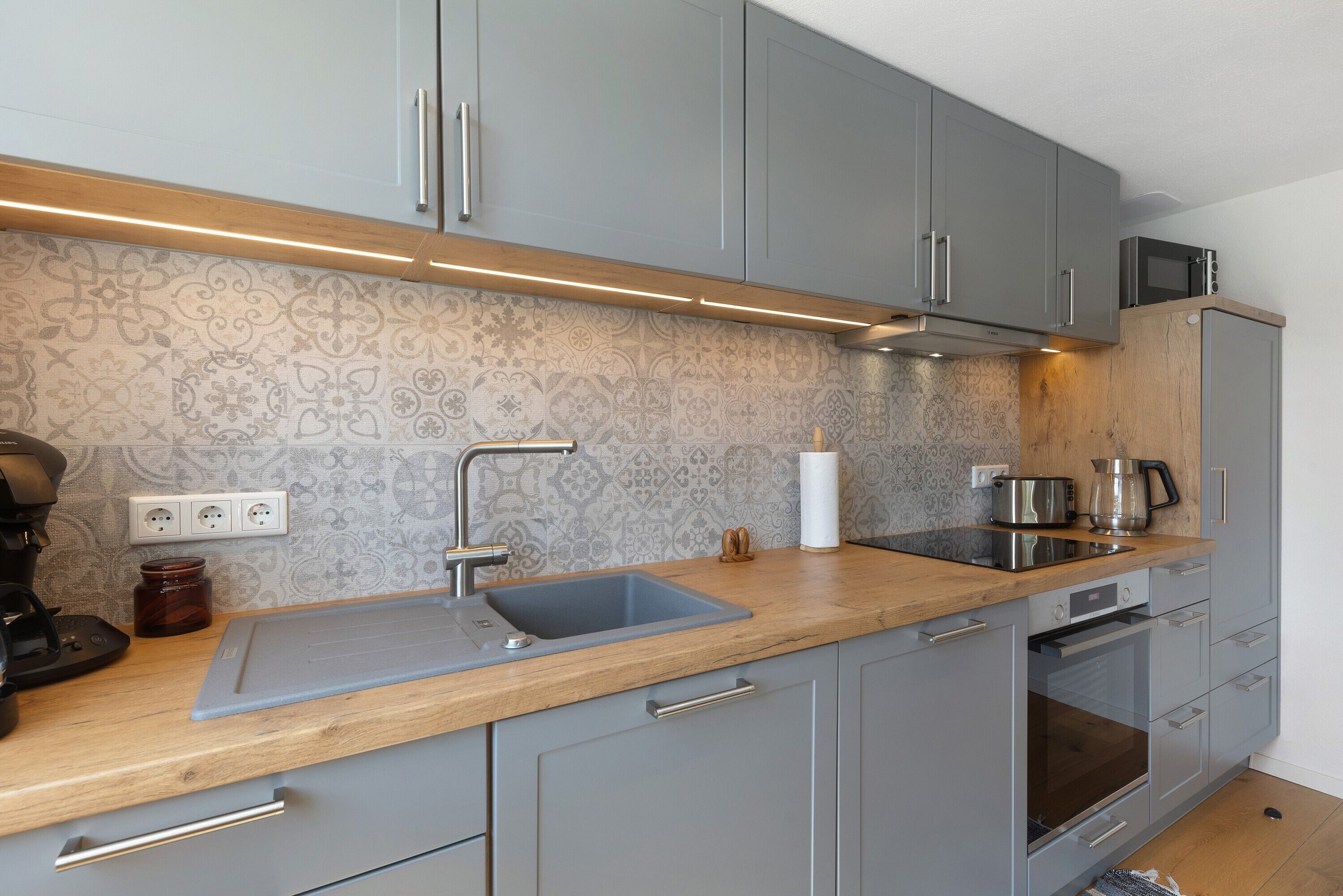 Frigorifero, microonde, forno, piano cottura