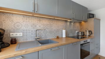 Frigorifero, microonde, forno, piano cottura