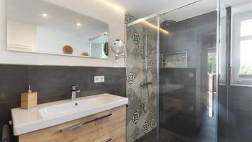 Dusche, Haartrockner, Handtücher