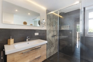 Douche, séchoir à cheveux, serviettes fournies