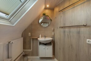 Douche, sèche-cheveux, serviettes fournies