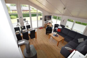 Televisión, chimenea, videojuegos, reproductor de DVD