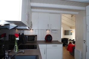 Jääkaappi, mikroaaltouuni, uuni, liesi