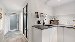 Una cocina moderna con una isla integrada, un fregadero y un microondas.