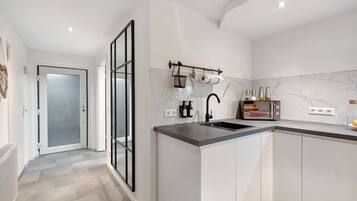 Kühlschrank, Mikrowelle, Ofen, Herdplatte