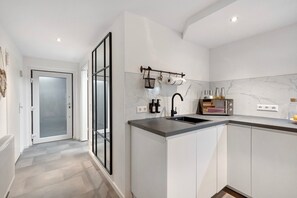 Fridge, microwave, oven, stovetop - Apartment 'Modern Und Gemütlich- In Teningen' with Wi-Fi (Teningen)