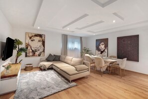 TV - Apartment 'Modern Und Gemütlich- In Teningen' with Wi-Fi (Teningen)