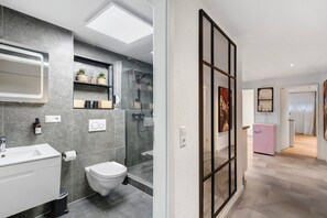 Shower, hair dryer, towels - Apartment 'Modern Und Gemütlich- In Teningen' with Wi-Fi (Teningen)