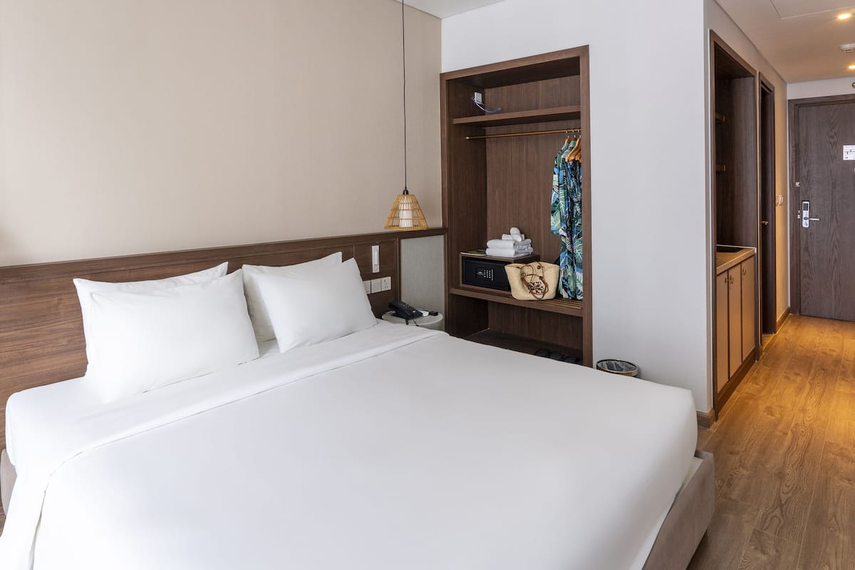 1 habitación, caja de seguridad en la habitación y escritorio