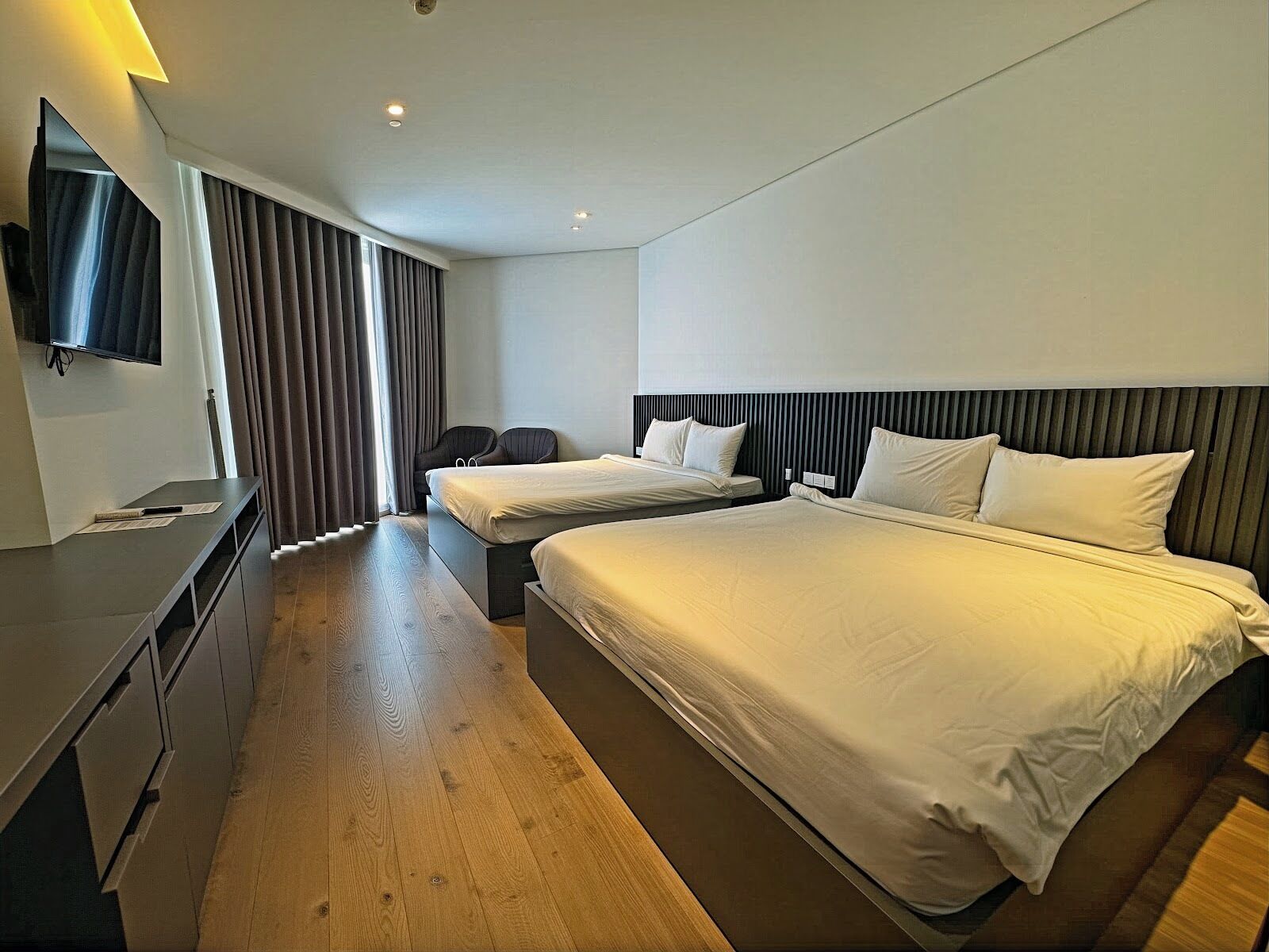 Premium fyrbäddsrum - 1 sovrum - havsutsikt | Värdeförvaringsskåp på rummet, skrivbord och mörkläggningsgardiner