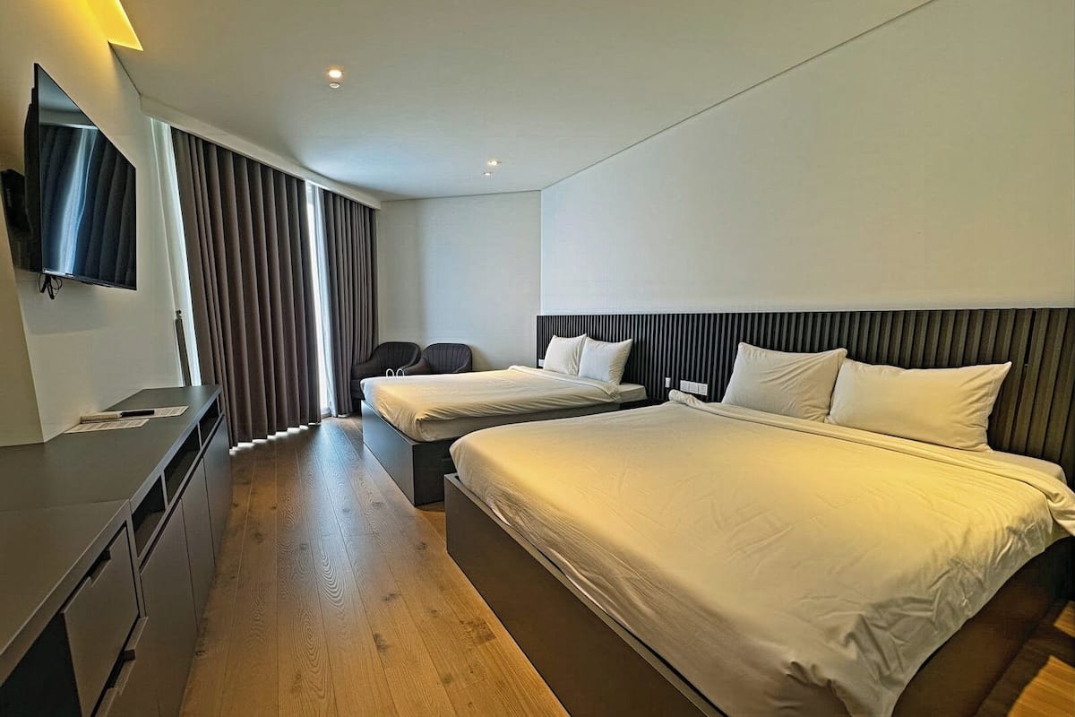 Premium fyrbäddsrum - 1 sovrum - havsutsikt | Värdeförvaringsskåp på rummet, skrivbord och mörkläggningsgardiner