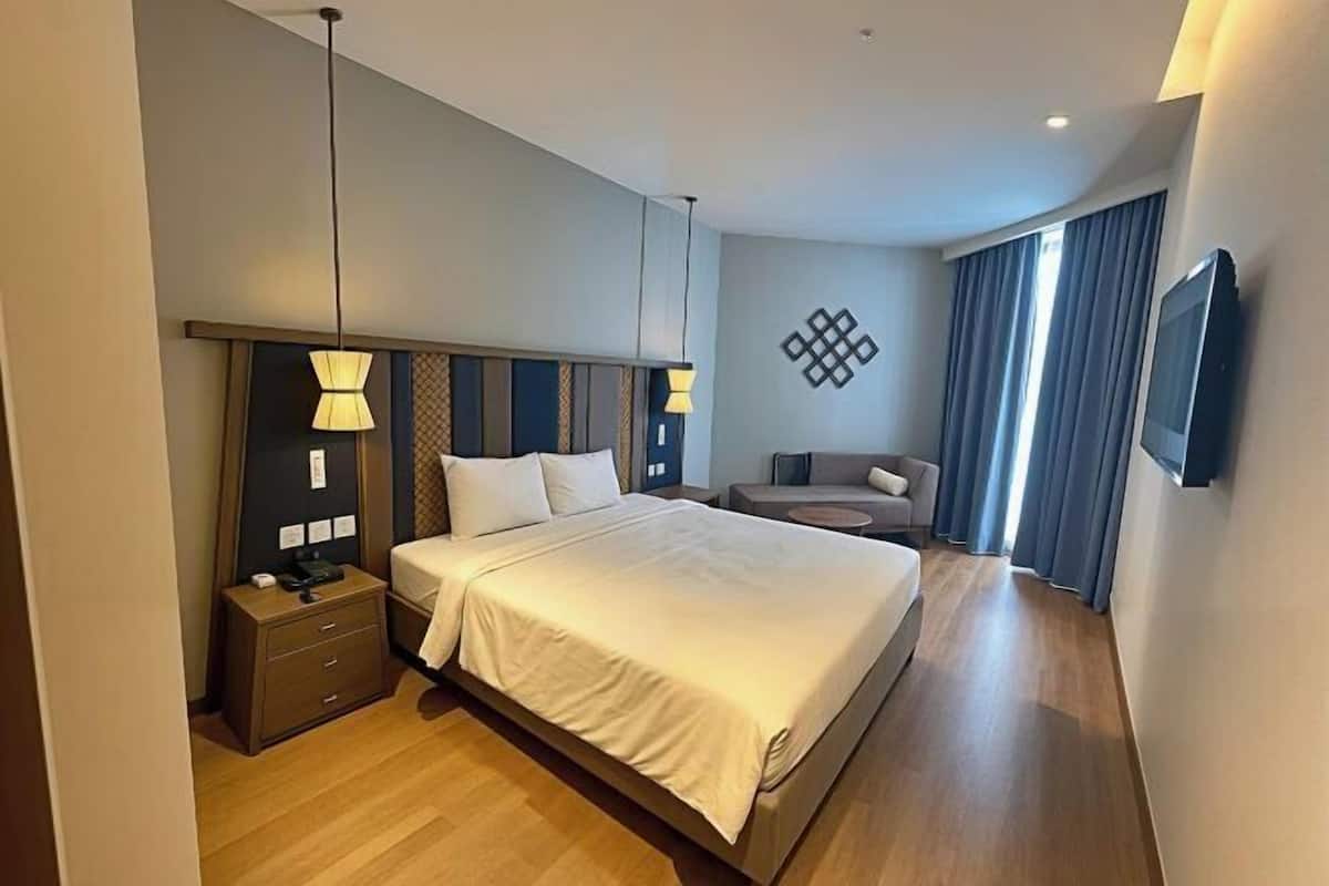 Zimmersafe, Schreibtisch, Verdunkelungsvorhänge, schallisolierte Zimmer