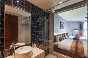 Premium-Vierbettzimmer, 1 Schlafzimmer, Gartenblick | Badezimmer