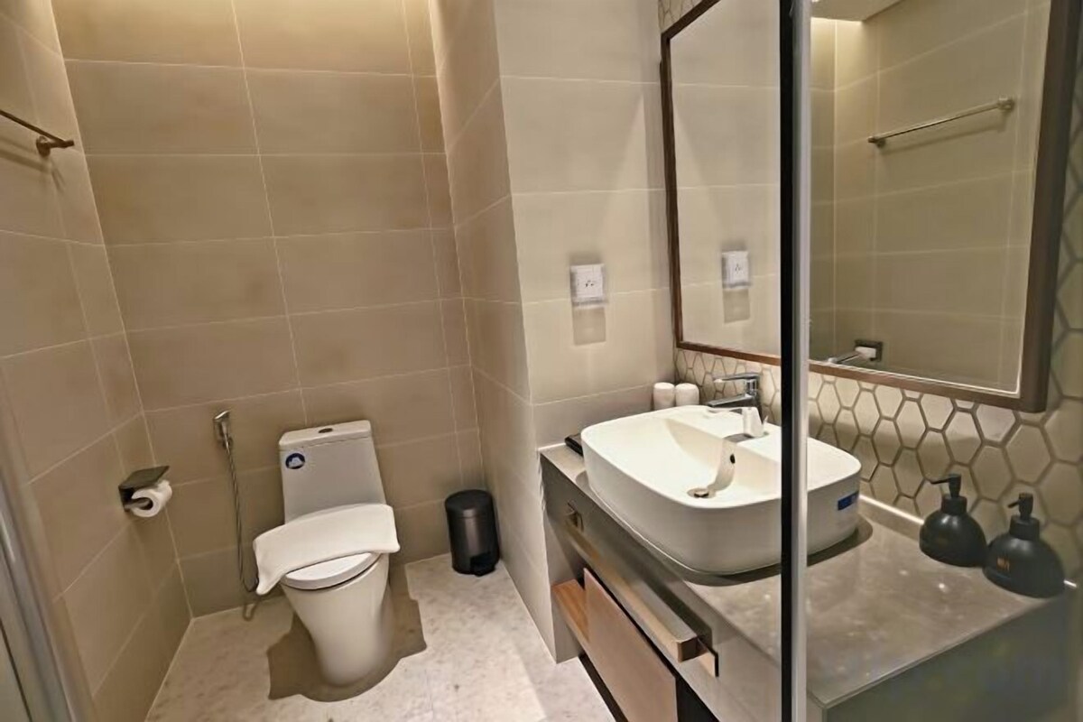 Badkamer | Een douche, een haardroger, badjassen, pantoffels