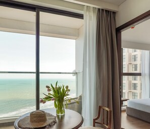 1 habitación, caja de seguridad en la habitación y escritorio