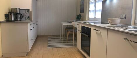 Jääkaappi, mikroaaltouuni, uuni, liesi