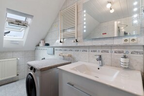 Een douche, een haardroger, handdoeken