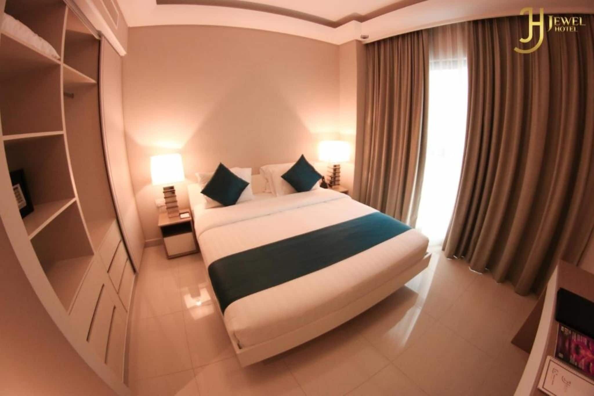 2 bedrooms, desk, WiFi, bed sheets