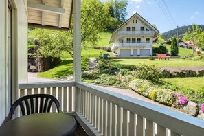 Outdoor dining - Apartment '1, 45qm' with Mountain View, Shared Terrace and Wi-Fi (Oberwolfach)