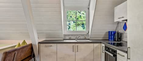 ثلاجة، فرن، موقد طهي مسطح، غسالة أطباق