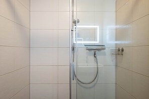 Shower, towels - Apartment '2, 45qm' with Mountain View, Shared Terrace and Wi-Fi (Oberwolfach)