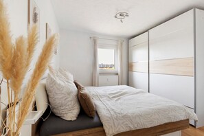 1 slaapkamer, een strijkplank/strijkijzer, gratis wifi, beddengoed