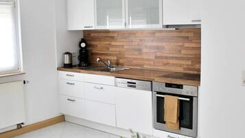 Frigorífico, microondas, horno y placa de cocina