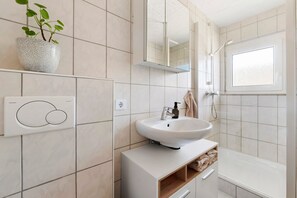 Dusche, kostenlose Toilettenartikel, Haartrockner, Handtücher