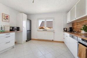 Een koelkast, een microgolfoven, een oven, een kookplaat