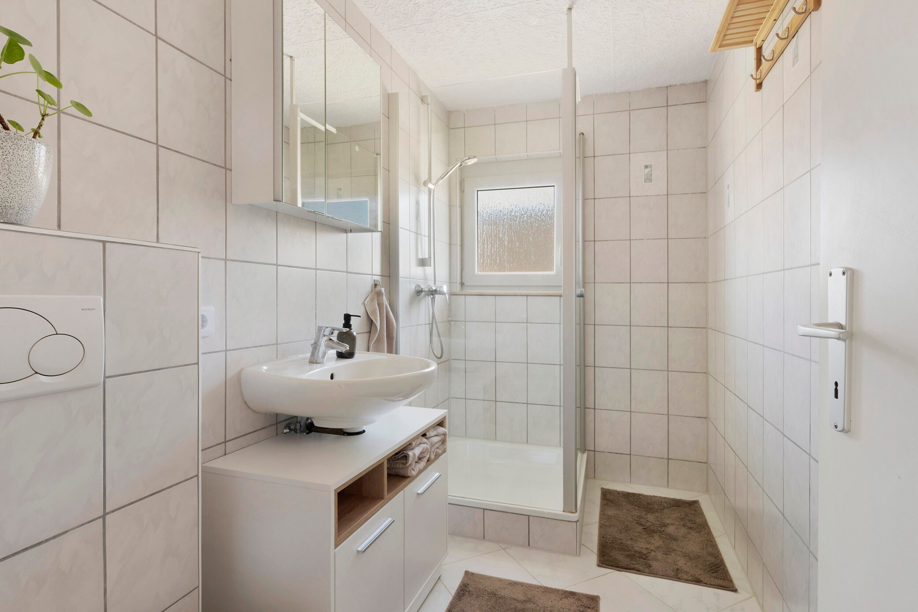 Douche, articles de toilette gratuits, sèche-cheveux