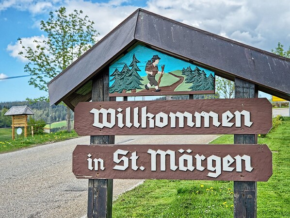 Señal de bienvenida a St. Märgen con una ilustración de senderismo.