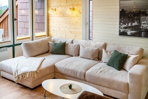 TV, table tennis - Apartment 'Schwarzwaldtraum 4' with Private Terrace, Shared Garden and Wi-Fi (Sasbachwalden)