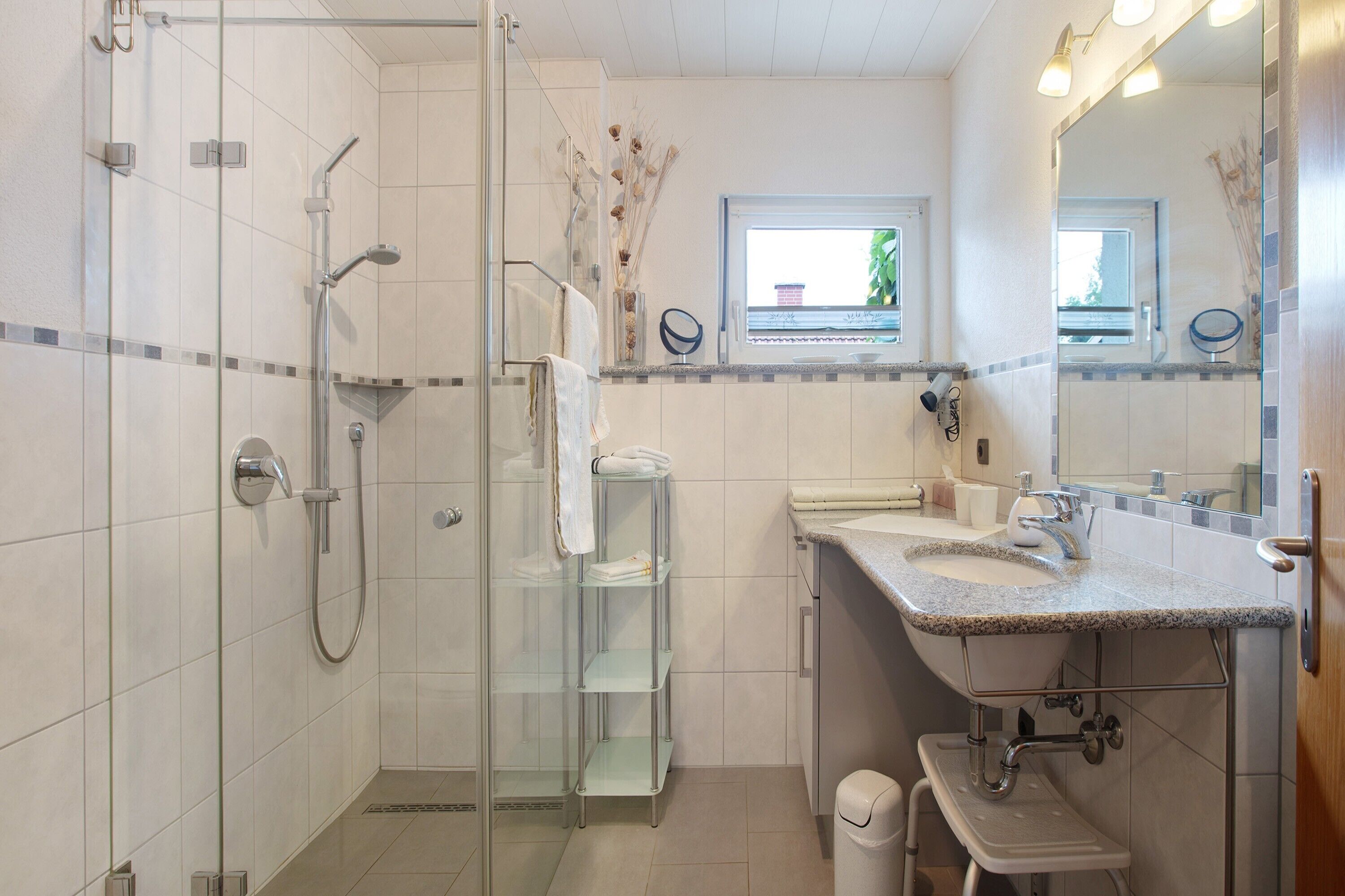 Dusche, Haartrockner, Handtücher