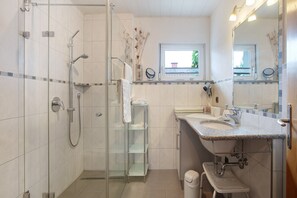 Een douche, een haardroger, handdoeken