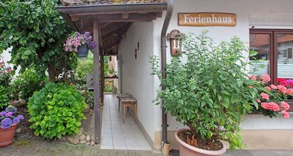 Ferienhaus 'Am Blumengässle' mit Gemeinschaftsgarten, Balkon und Wi-Fi