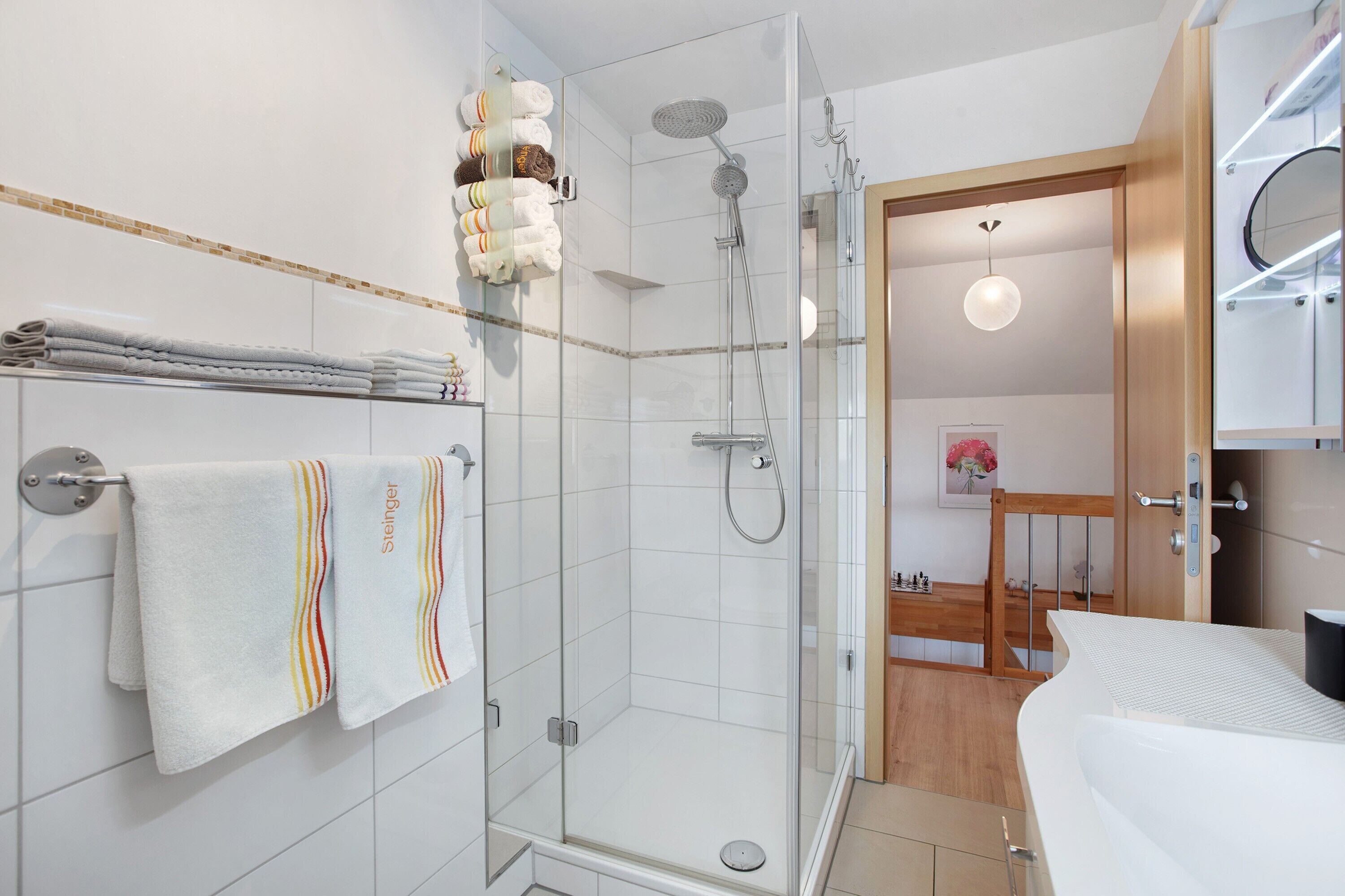 Regadera, secadora de cabello, toallas 