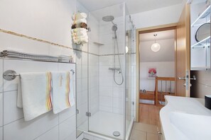 Shower, hair dryer, towels