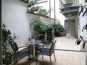 Outdoor dining - Atelier Probst Apartment K0, 40 sqm with Wi-Fi (Konstanz)