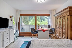 1 habitación, tabla de planchar con plancha, wifi gratis y ropa de cama 