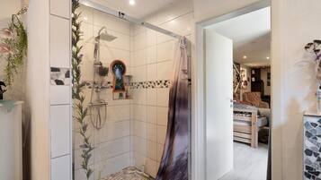 Dusch, hårtork och handdukar