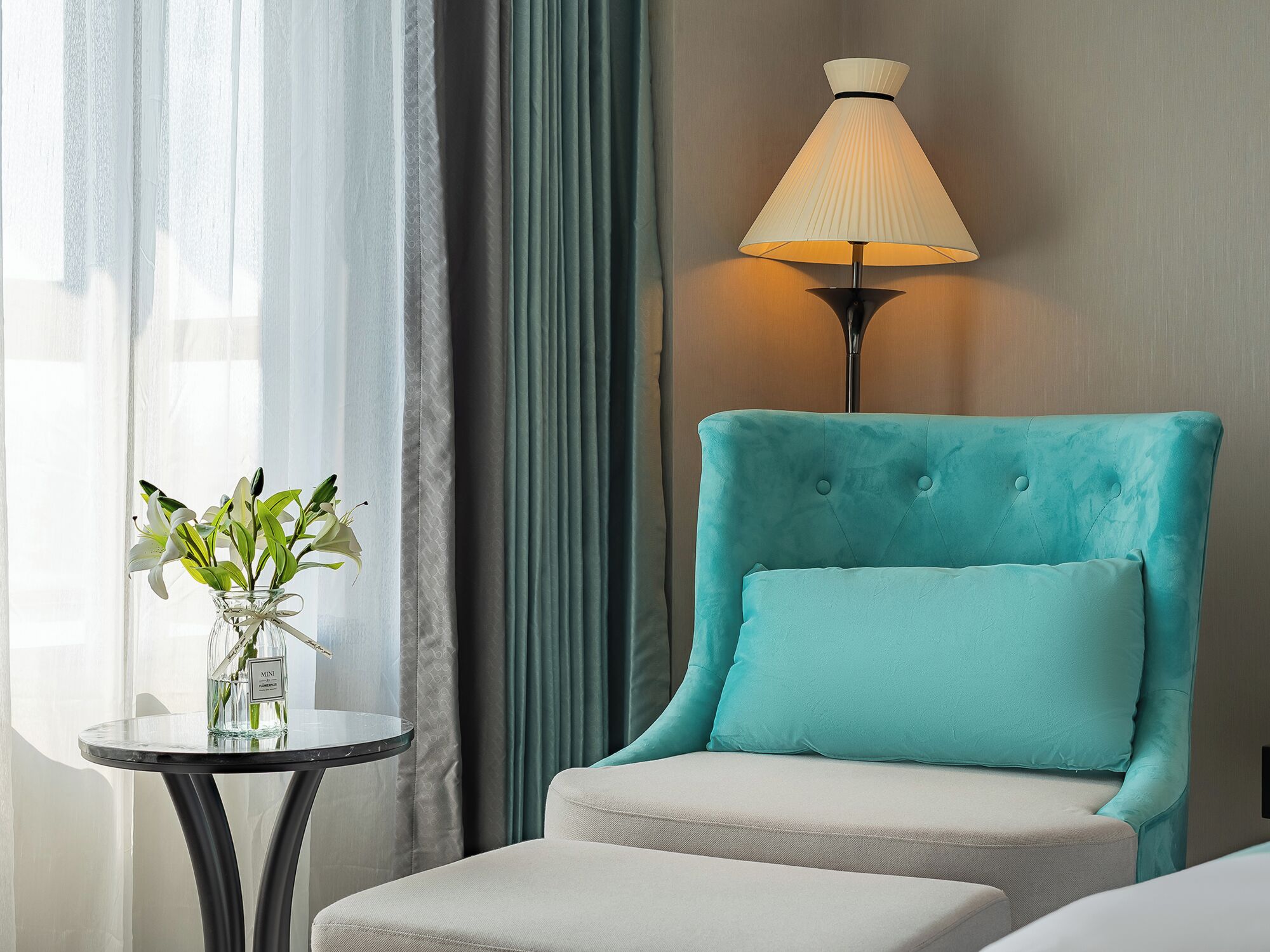 Escritorio, espacio para trabajar con laptop y wifi gratis 