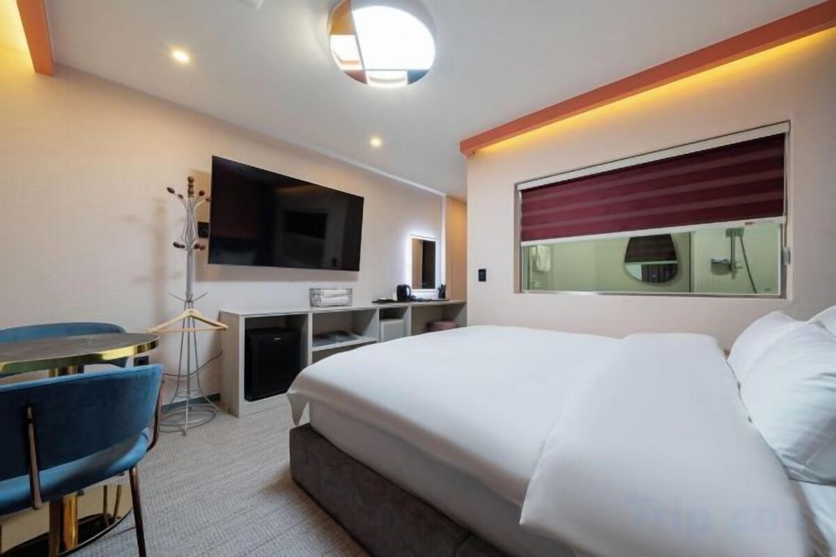 Premium bedding, memory foam beds, WiFi (free), bed sheets