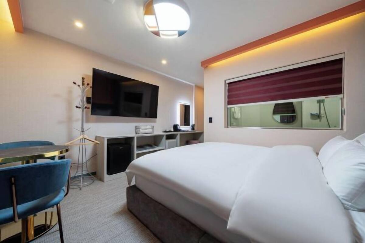 Premium bedding, memory foam beds, WiFi (free), bed sheets