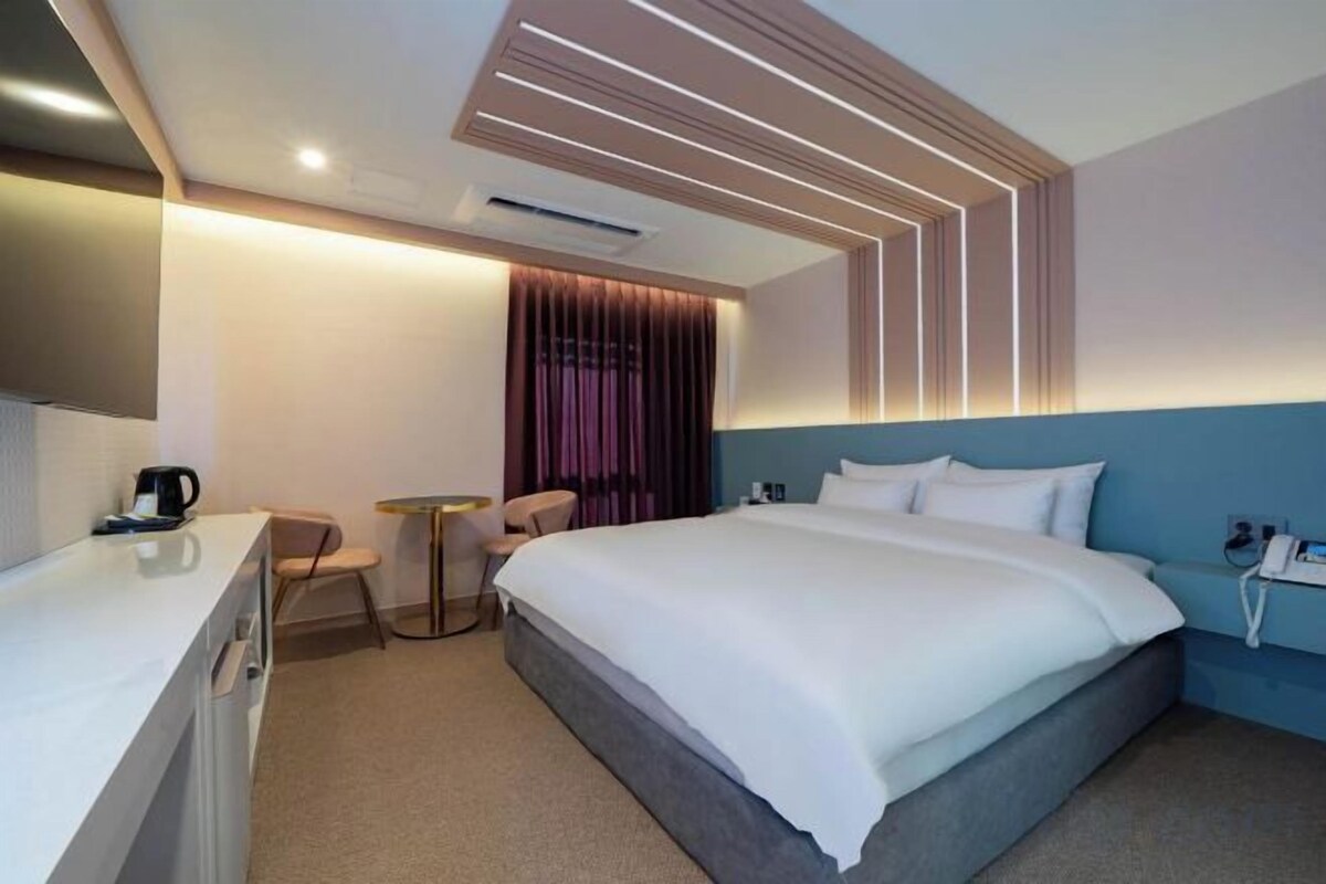 Premium bedding, memory foam beds, WiFi (free), bed sheets
